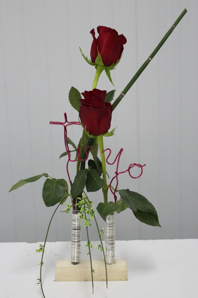 Presentación de dos rosas para Enamorados