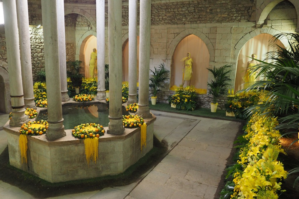 Baños árabes, Apodyterum. Decoración floral: Lluís Vilagran, Joan Manel Guillén y otros. Foto ®Pere Duran