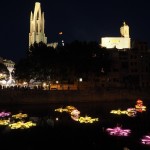 Río Onyar. Flores gigantes se iluminaban al atardecer. Foto ®Pere Duran