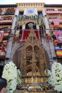 Corpus Toledo'15. Escuela de Arte Floral de Cataluña (en Arco de la Sangre). Foto: Asociación Floristas provincia Toledo (©2015 Miguel Ángel Olmos Iglesias)