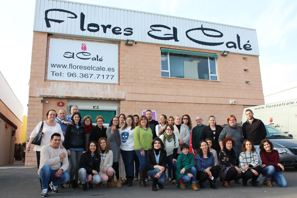 Los protagonistas posan ante las nuevas instalaciones de Flores El Calé en Mercavalencia