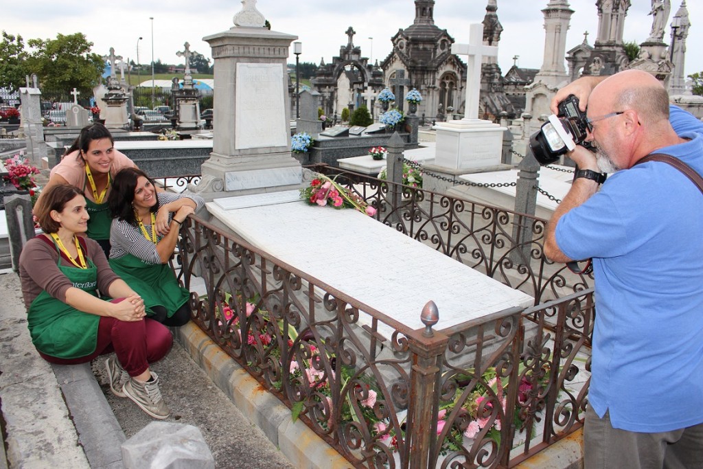 Prueba en Cementerio de Avilés, con Emilio (revista Clip)