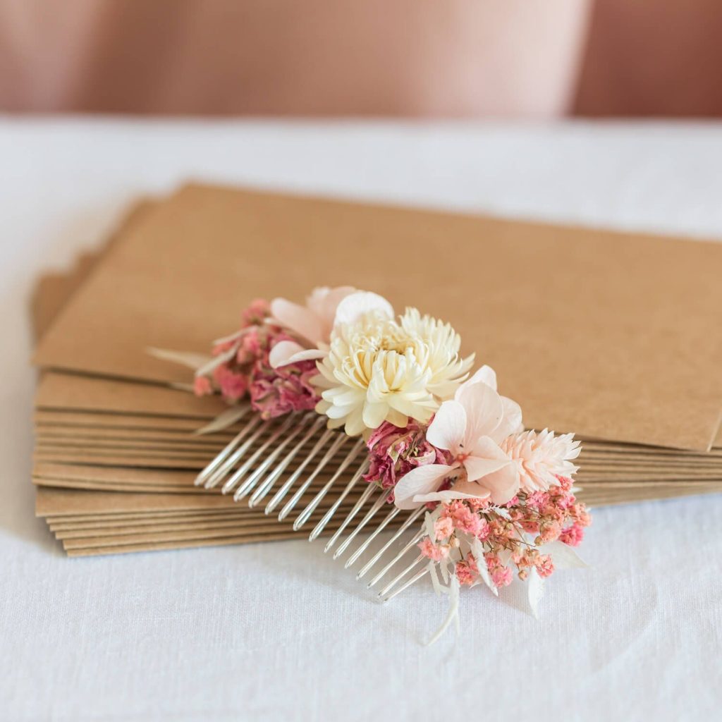 Ramo de novia romántico con flores preservadas y con flores secas en  colores crema y blanco. Las rosas preservadas son las protagonistas de este  ramo