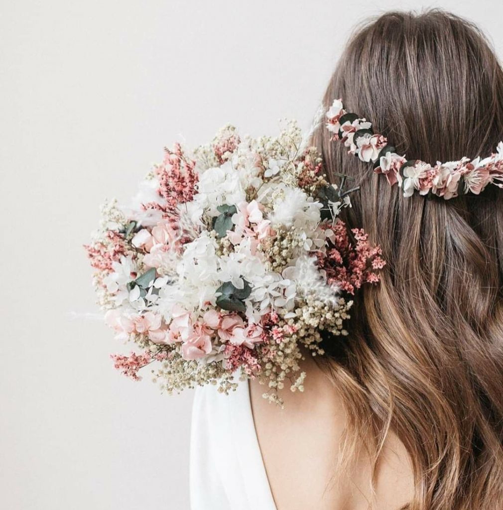 Ramo de novia con flores preservadas y con flores secas en colores rosadas  y blancas. Las rosas preservadas son las protagonistas de este ramo de