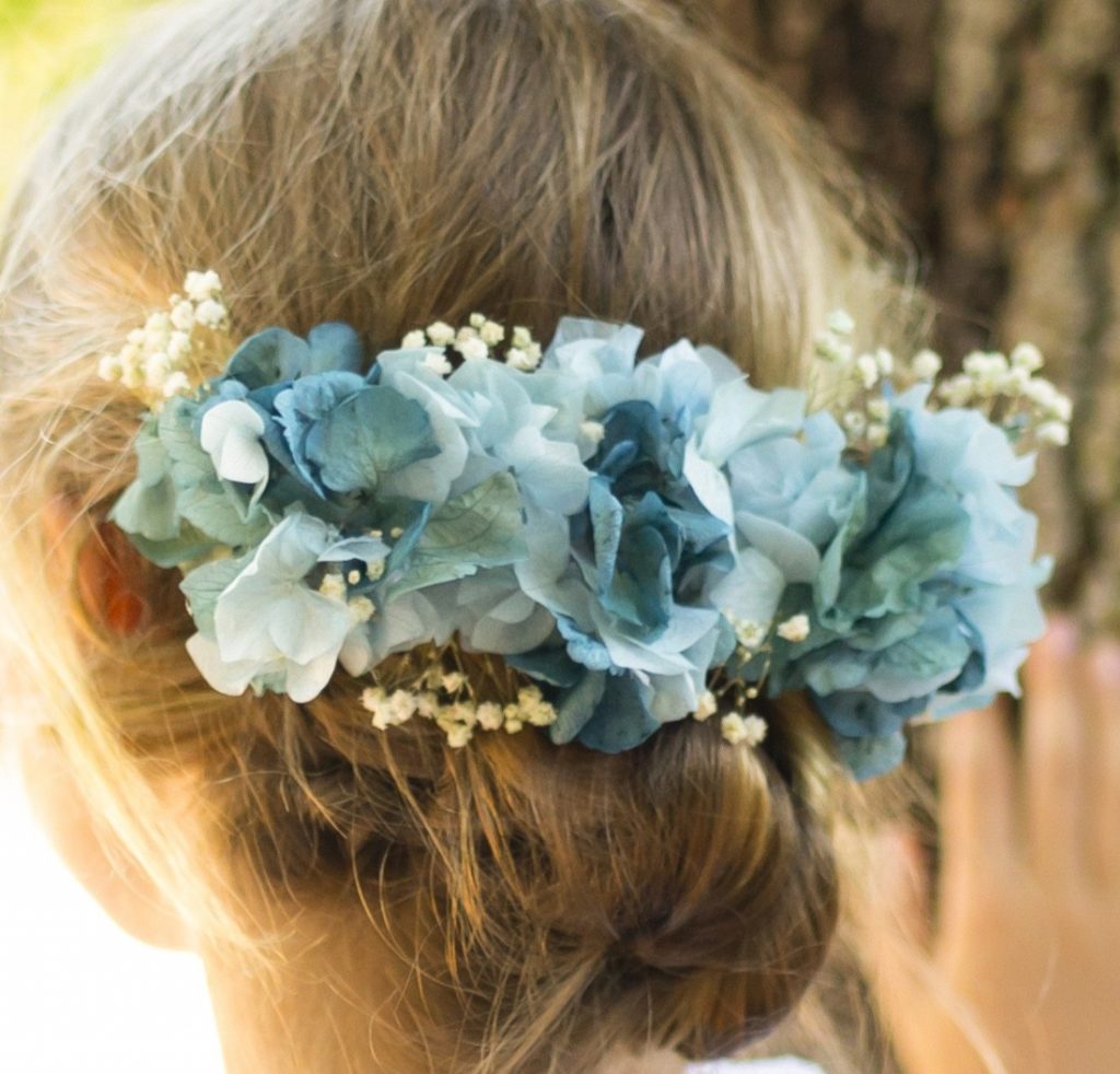 Ramo de novia romántico con flores preservadas y con flores secas en  colores crema y blanco. Las rosas preservadas son las protagonistas de este  ramo